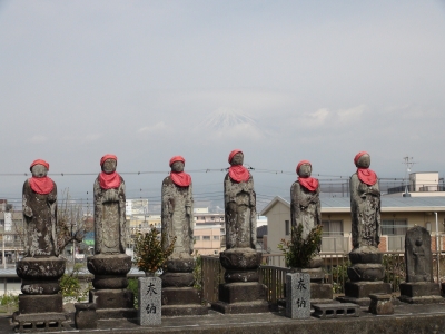 地蔵さんの上に富士山が
