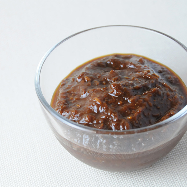 醤油の諸味を搾る