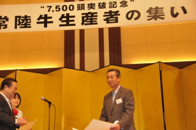 表彰を受ける橋本武二