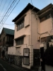日奏寺参道から一本西に入ったとおり沿いです。