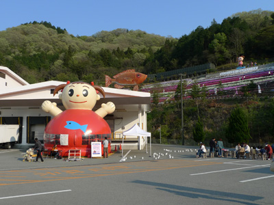 ヤマサ蒲鉾の工場風景