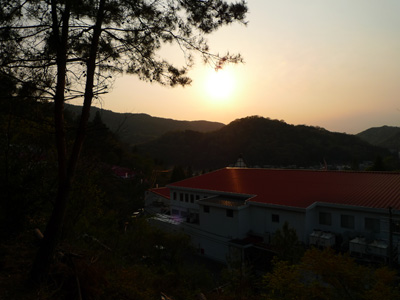 工場と夕日