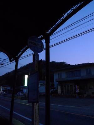 清水橋バス停にて