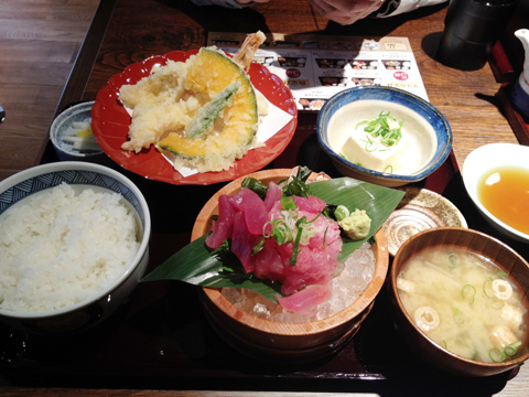 すなおやごはん亭まぐろ中落ち造りと天ぷら定食