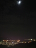 夜景と月