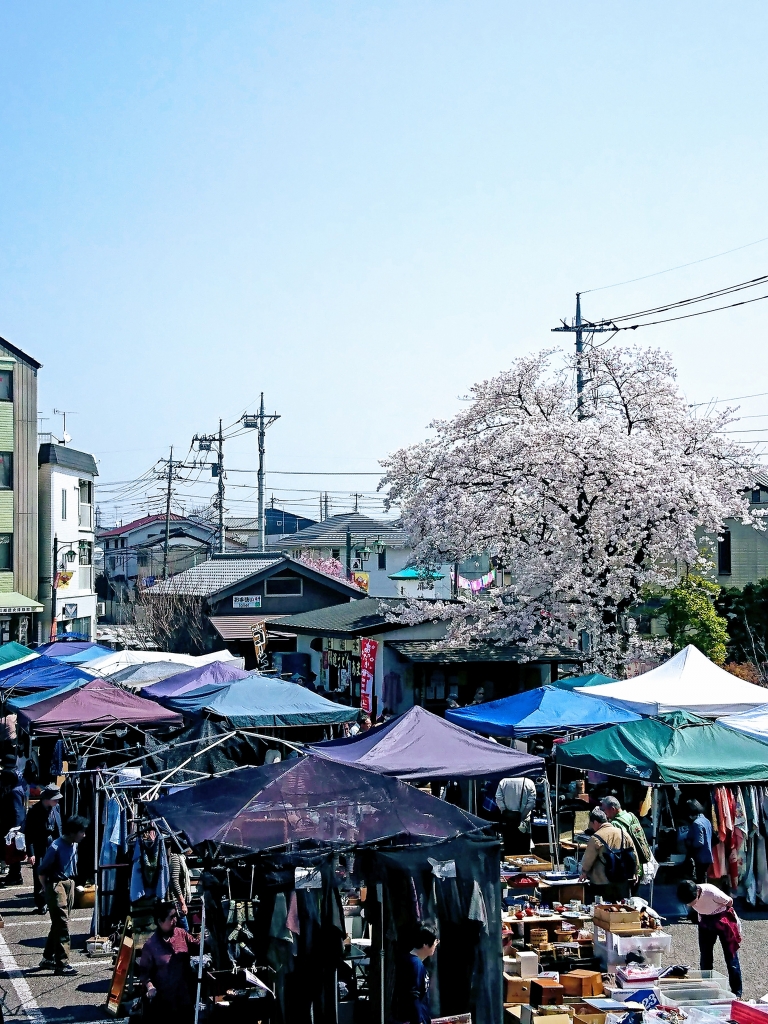埼玉県川越市の成田山別院骨董市の様子