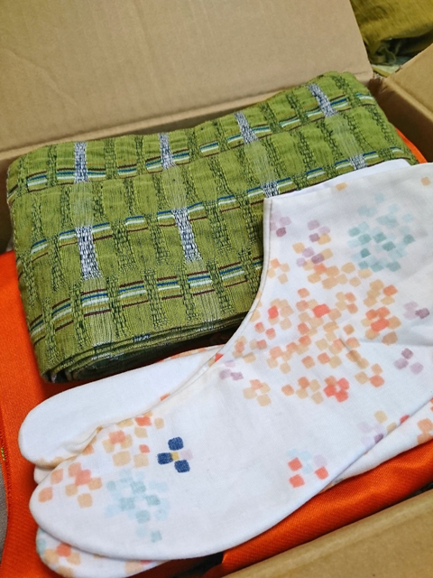 着なくなった着物や足袋をダンボールに詰めた状態
