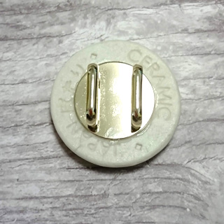 裏面に帯留め金具をつけた状態