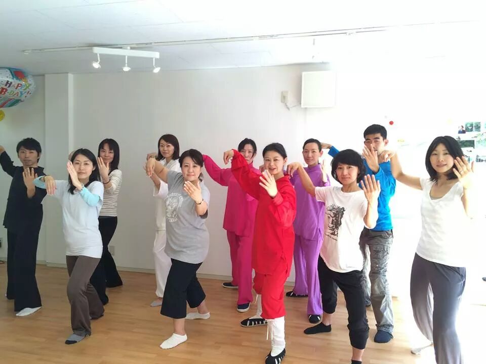 後列、水色のシャツの人がにいにいです!