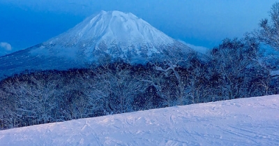 北海道の雪のニセコ.jpg