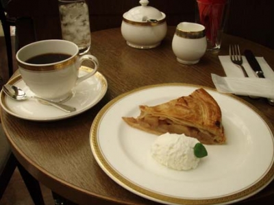 銀座トリコロールのアップルパイとコーヒー
