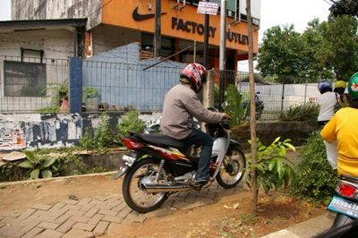 凶暴なのはバスだけじゃない。歩道に乗り上げ、ばく進するバイク
