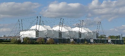 街の外側に建つ現代建築