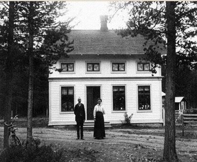 1915年の我が家。家の前に立つのは当時のオーナー夫妻