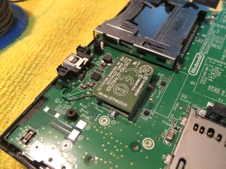 充電口部品が物理的に破損してしまった3DSの修理について