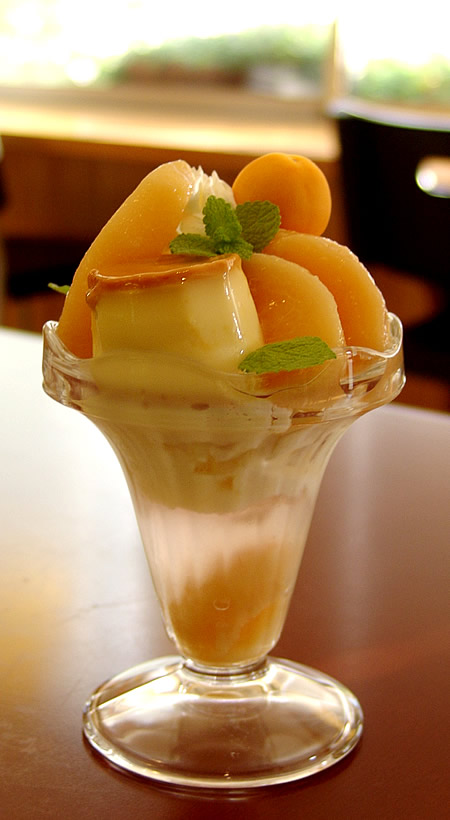 プリンと桃のパフェ