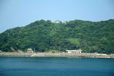 山上の銀色のドームが砲台跡