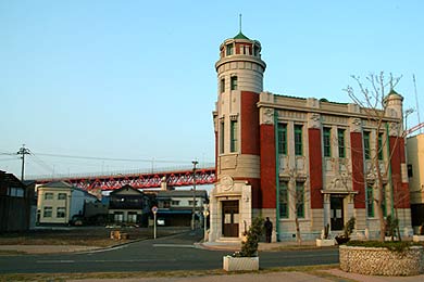 2007年2月4日撮影 旧麻生商店若松支店と古河鉱業ビル