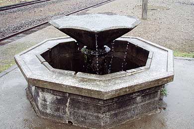 大畑駅 あさがお型の湧水盆