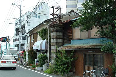 写真中央に石柱