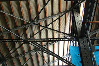 旧三菱重工熊本航空機製作所 組立工場天井付近の鉄骨