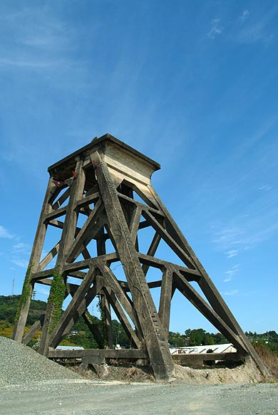 三菱古賀山炭鉱 竪坑櫓 南西から見る