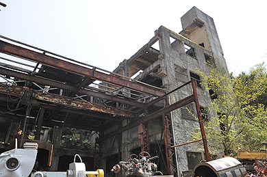 三菱古賀山炭鉱 施設跡のビルにはエレベーターがあった