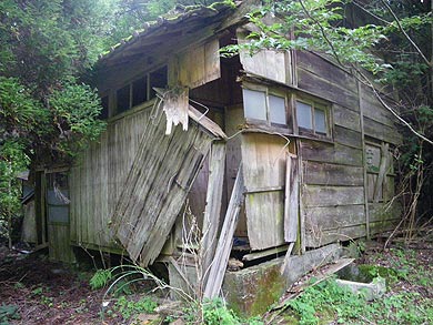 鴨猪谷の廃集落に残る廃墟