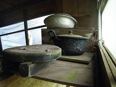 鴨猪谷の廃集落に残る廃墟