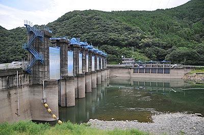 ゲート全開の荒瀬ダム