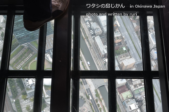 ガラス床