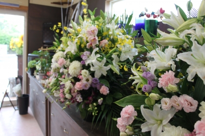 フラワー祭壇 お供え ご葬儀 家族葬 生花祭壇 いわき市 小名浜の花屋 花国湘南台店