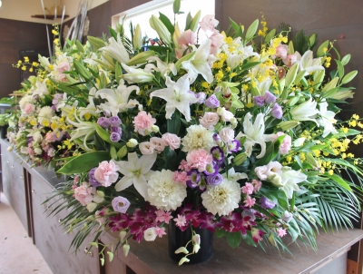フラワー祭壇 お供え ご葬儀 家族葬 生花祭壇 いわき市 小名浜の花屋 花国湘南台店