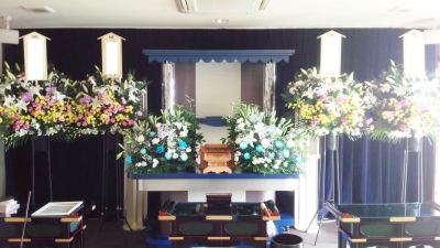 フラワー祭壇 お供え ご葬儀 家族葬 生花祭壇 いわき市 小名浜の花屋 花国湘南台店