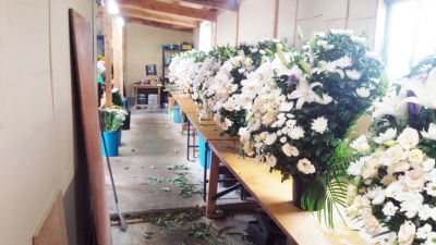 フラワー祭壇 お供えのお花 ご葬儀 家族葬 生花祭壇 いわき市 小名浜の花屋 花国湘南台店