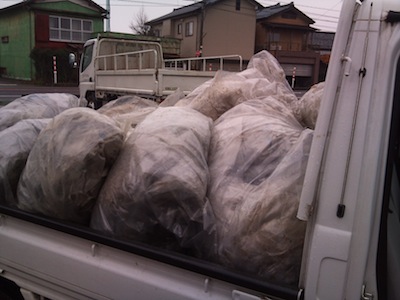 ビニールを軽トラに積んで