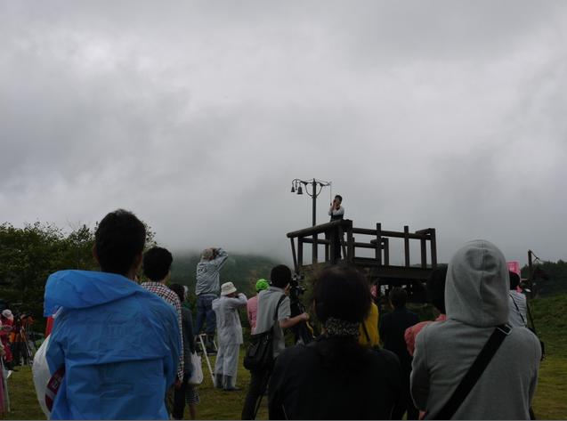 みな静かに受け止めて柔らかに微笑む