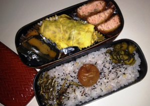 サケのフライと具だくさんの卵焼き