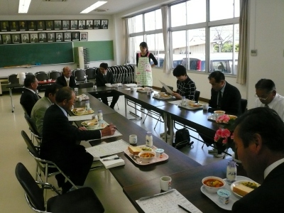 市立御坂西小学校給食試食