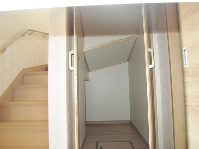 階段下の空間を 物入れに…