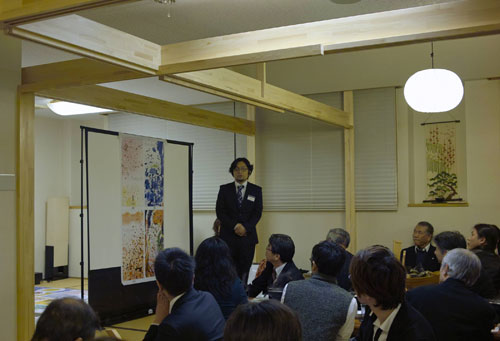 懇親会にて、説明をしています