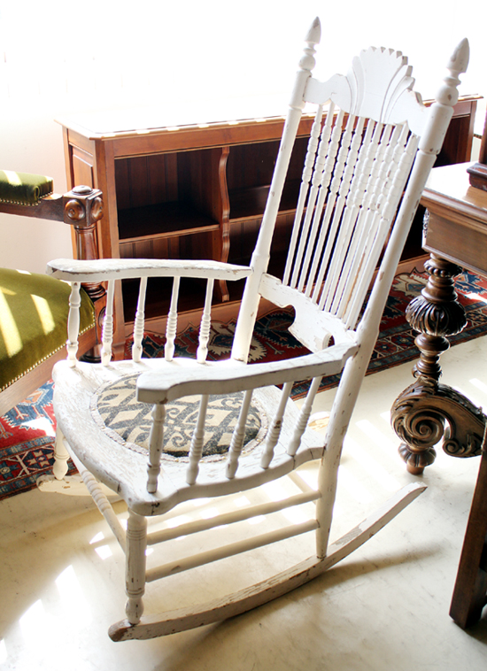 antique rocking chair シャビー斜め前