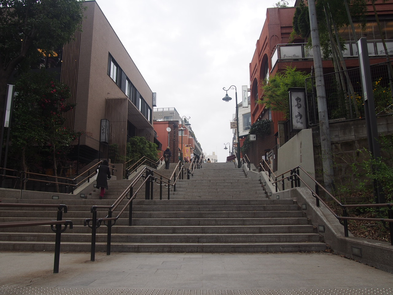 心がポキッとね の撮影現場 井の頭公園から吉祥寺駅方面に登る階段がおしゃれです あしカラダ ブログ