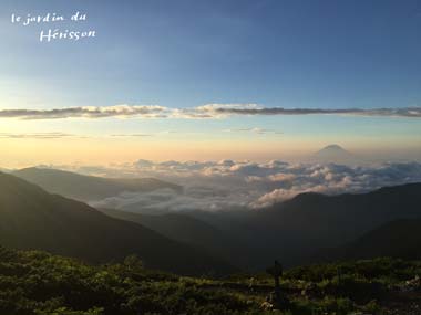 北岳山頂からの朝日.jpg
