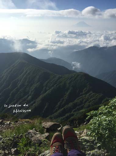 北岳山頂 と私.jpg