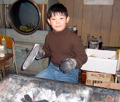 小学生の焼鳥担当者