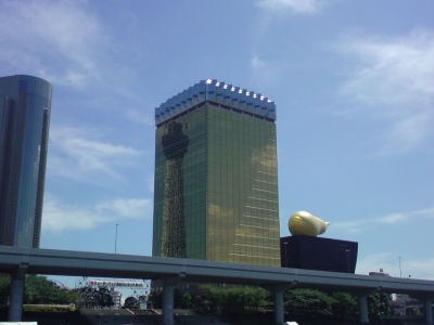 反射するスカイツリー