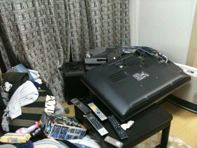 地震の後の部屋