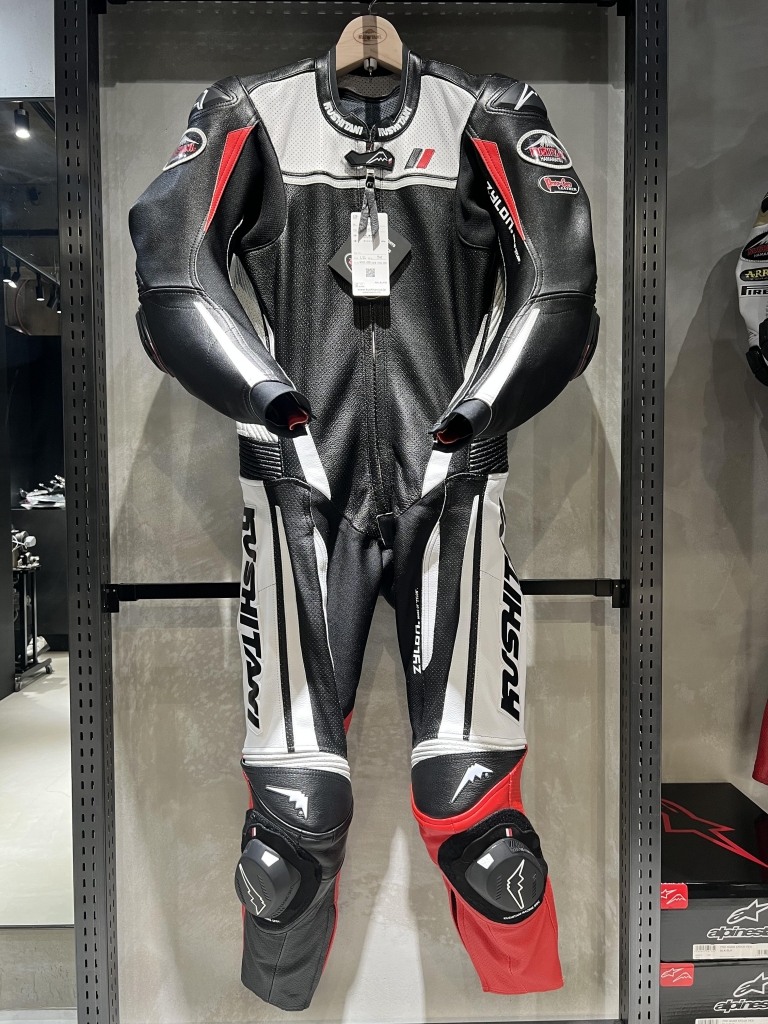 新型レーシングスーツNEXUSⅢが入荷しました！：KUSHITANI 西宮店