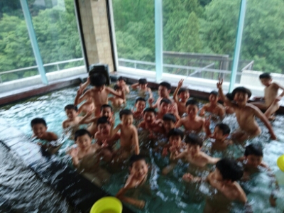 男の子　キャンプ　風呂 
